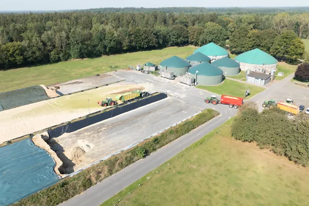 Vista aerea dell'impianto di biogas e dell'area di insilamento della tenuta Hülsenberg Vista aerea dell'impianto di biogas e dell'area di insilamento della tenuta Hülsenberg