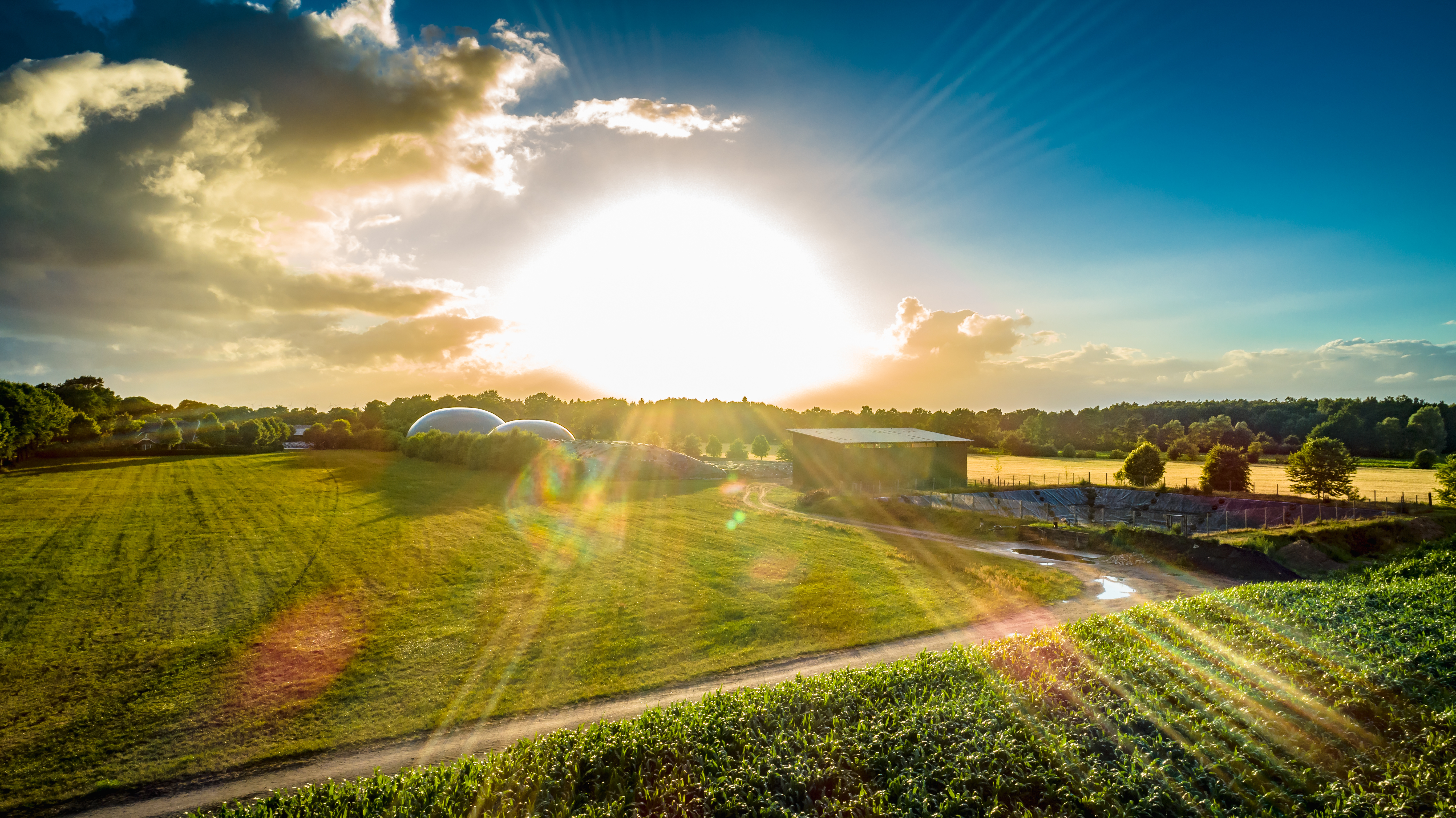 Impianto di biogas nella luce del tramonto