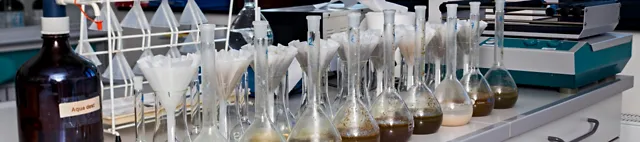 Pistoni di vetro in laboratorio per l'analisi del biogas